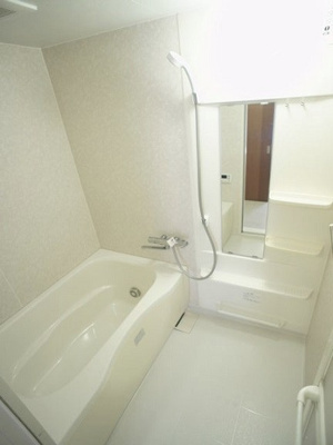 【浴室】 | ヴィヴァーチェＡ | 一日の疲れを癒してくれるバスルームは追い焚き機能付きです♪