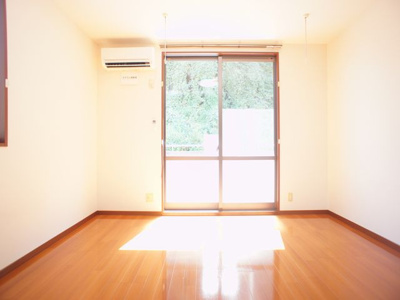 【居間・リビング】 | ヴィヴァーチェＡ | 便利な室内物干しと快適に過ごせるエアコン付きです♪