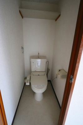 【トイレ】 | シンシア・シティ榴岡 | 温水洗浄便座です。上部には棚も設置されています。