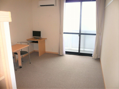 【内装】 | バンリュ | テレビやカーテン・エアコンなどが付いています。