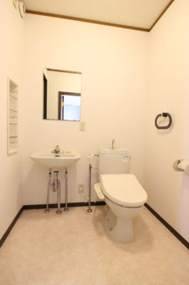 【トイレ】 | サンライフA | ゆったりとした空間の洗面所を兼ねたトイレです