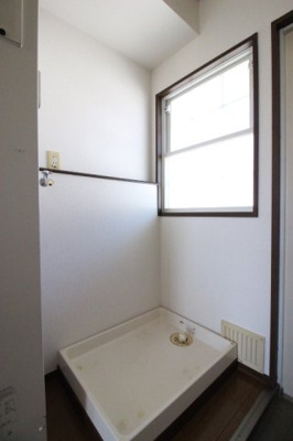 【設備】 | サンライフA | 玄関脇には洗濯機置場が有ります