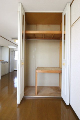 【収納】 | サンライフA | たっぷり収納できるクロゼット　鏡が付いているので身だしなみを整えるのに便利