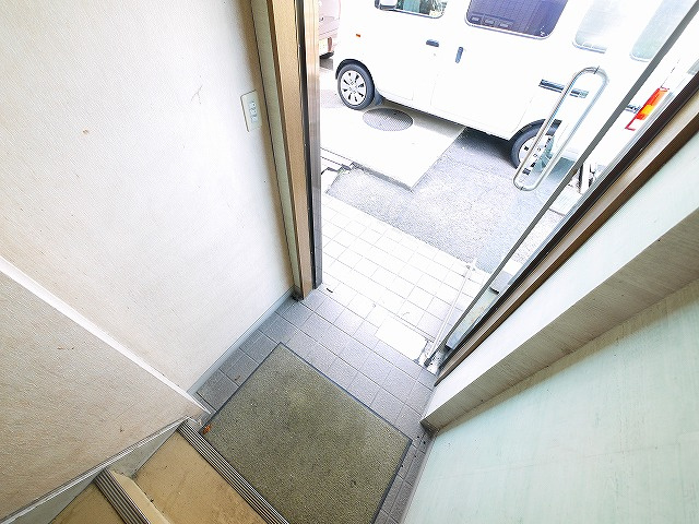 鹿畑ビルのエントランス