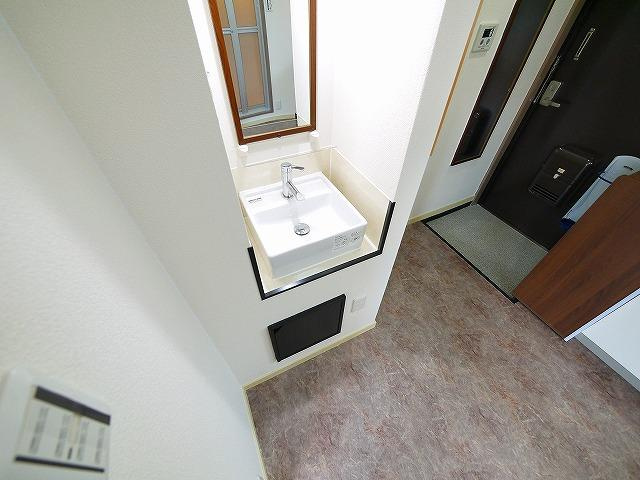 ファミール聖和の洗面所|明るい洗面所です