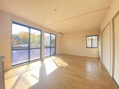 【居間・リビング】 | パークスクエア | 南向き、角部屋で窓も多く明るい室内！