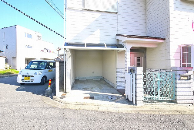 肘塚戸建貸家の駐車場|駐車場があるので、車を買う予定の方も安心です