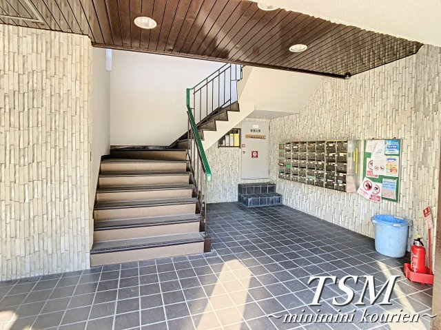 ロイヤルハイツさつき丘のエントランス