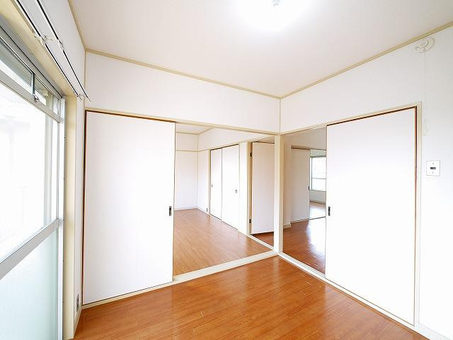 マンション西田の洋室|落ち着いた色調の洋室です