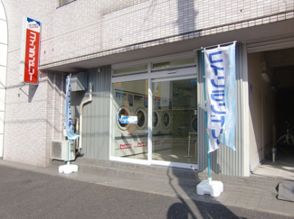 【エントランス】 | 敷地内にコインランドリーがあるんですよ