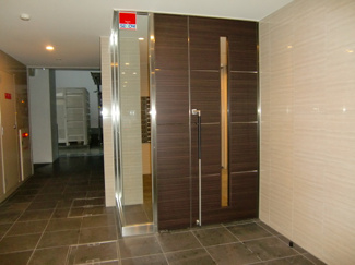 【外観】 | キレイなエントランスでお出迎えです
