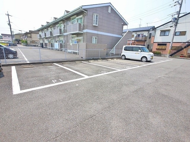 ルミエール2号館の駐車場