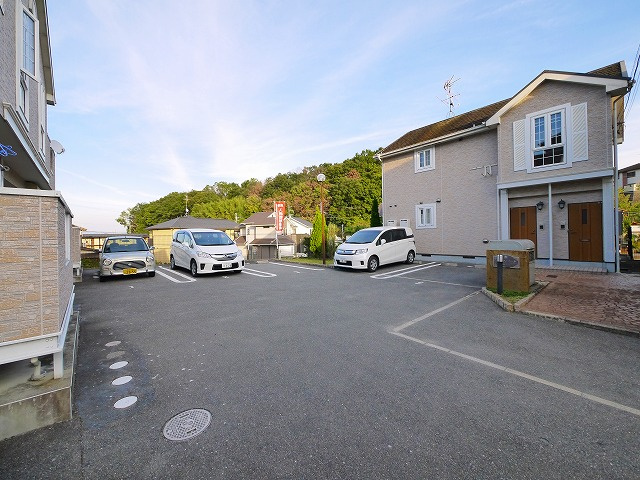 ラッフィナートA（疋田町）の駐車場|車をお持ちの方に嬉しい駐車場付きの物件です