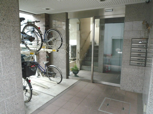 サンリット久米川のエントランス