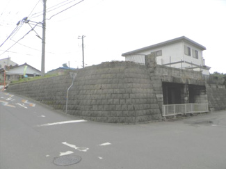 【前面道路含む現地写真】 | 西側擁壁（車庫部）は再工事が必要です