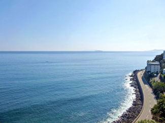 【外観】 | 国道135号線からのアクセス良好！
バルコニー眼下には熱海ビーチラインが走ります