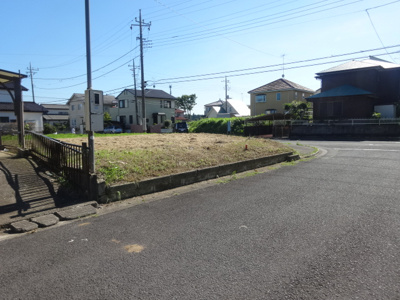 【前面道路含む現地写真】 | 歩道付メイン道路に面した北西角地／清風大団地 | 北東側より