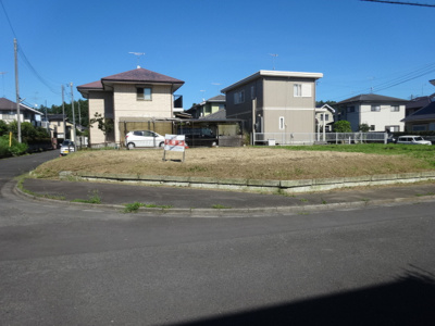 【前面道路含む現地写真】 | 歩道付メイン道路に面した北西角地／清風大団地 | 北西側より