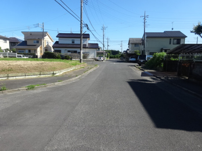【前面道路含む現地写真】 | 歩道付メイン道路に面した北西角地／清風大団地 | 前面道路1