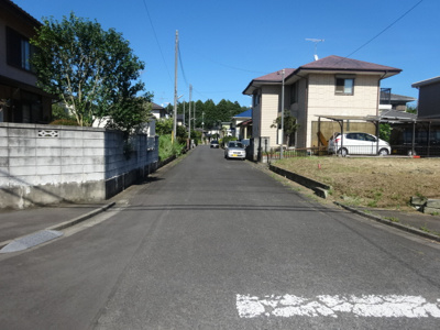 【前面道路含む現地写真】 | 歩道付メイン道路に面した北西角地／清風大団地 | 前面道路2