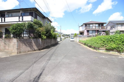 【前面道路含む現地写真】 | 陽当りの良い南西角地／清風台団地 | 前面道路含む現地写真です