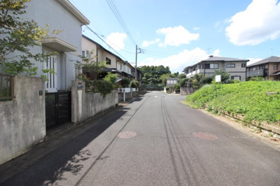 【前面道路含む現地写真】 | 陽当りの良い南西角地／清風台団地 | 前面道路含む現地写真です