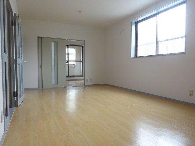 大仲売布メゾンドムールの居間・リビング