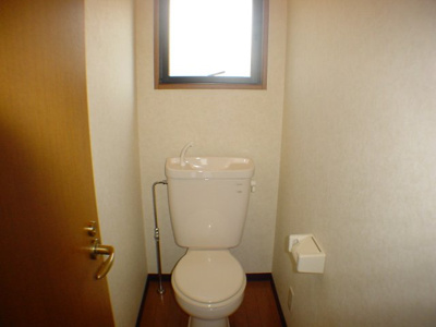 【トイレ】 | モントヴィル | 快適トイレ独立型トイレで窓もあるので陽射しが射し込む明るいトイレです！