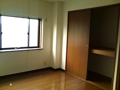 【洋室】 | モントヴィル | お部屋に大きい窓が有るので明るいお部屋です！