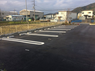 【駐車場】 | ダブルラインの広々駐車場