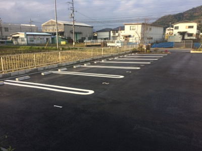 【駐車場】 | グリナージュ郷之山 | ダブルラインの広々駐車場