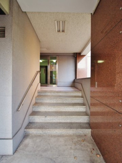 【エントランス】 | 通りからは少し入った所にエントランスがあり、防犯カメラ付で安心