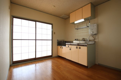 【居間・リビング】 | ピュアハイムⅠ | 角部屋で窓があるので日当り良好！