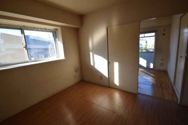 クレール市川の居間・リビング|日当たり良好です