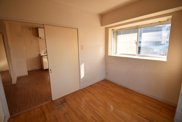 クレール市川の洋室|出窓があり明るいお部屋