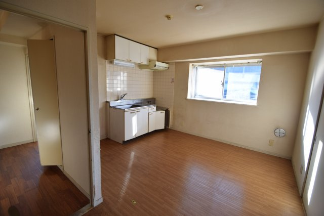 クレール市川の居間・リビング|日当たり良好です