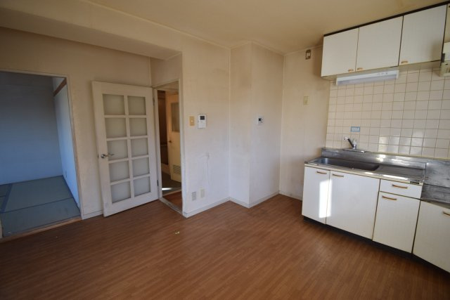 クレール市川の居間・リビング|収納たっぷりです