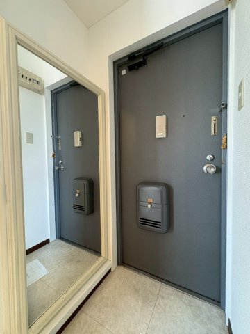 ベルジュネスの玄関