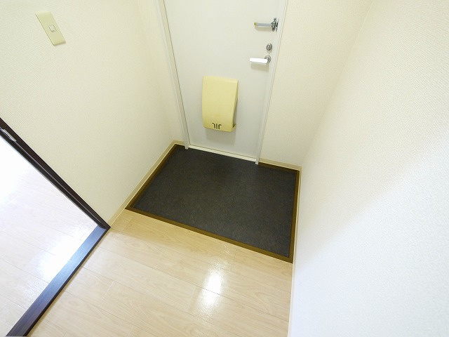 ハイツ光の玄関|明るい玄関です