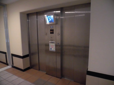 【その他共用部分】 | パデシオン大津レイクビュー | モニタをそなえたエレベーター待機スペース