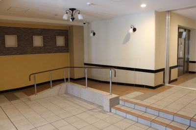 【エントランス】 | パデシオン大津レイクビュー | 建物エントランスホール別角度、スロープも備えてバリアフリー対策も安心です。