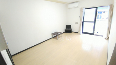 【居間・リビング】 | ルミエール北沢 | 1階はフローリング、2階以上はカーペットタイプとなります。