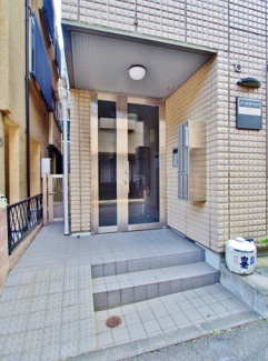 【エントランス】 | 通り沿いではなく１本入った所にあり、オートロック完備で安心のエントランス
