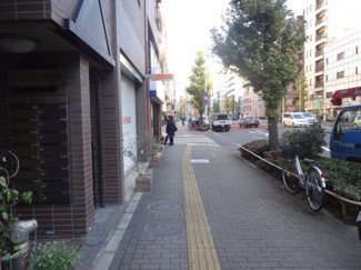 【周辺】 | ブリックイリヤ　建物前