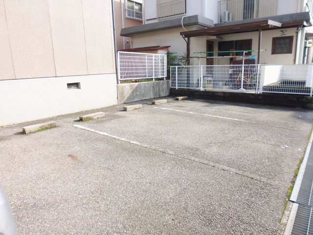 アパートメント蘭の駐車場