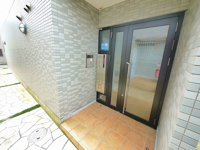 ウエストメゾン大宮のエントランス|毎日通るエントランスはこのようになっています