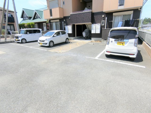 エマーヴルＢ棟の駐車場
