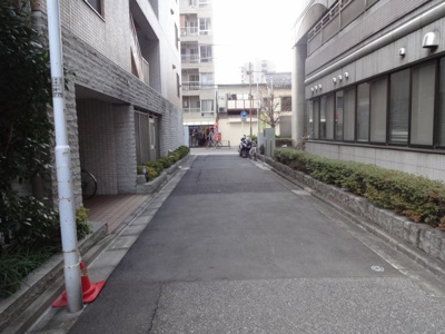 【周辺】 | レフィーズ上野 | レフィーズ上野　建物前（駐輪場前）