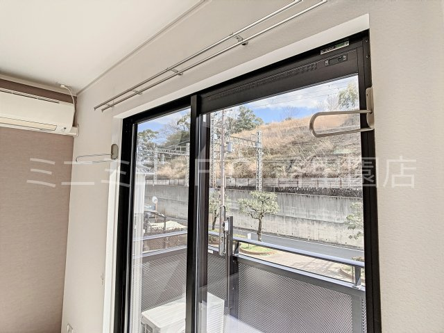 Ｓｕｍｉｃａの設備|窓際に室内物干し用のフックがあります