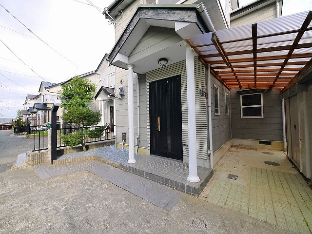 中山町戸建てのエントランス